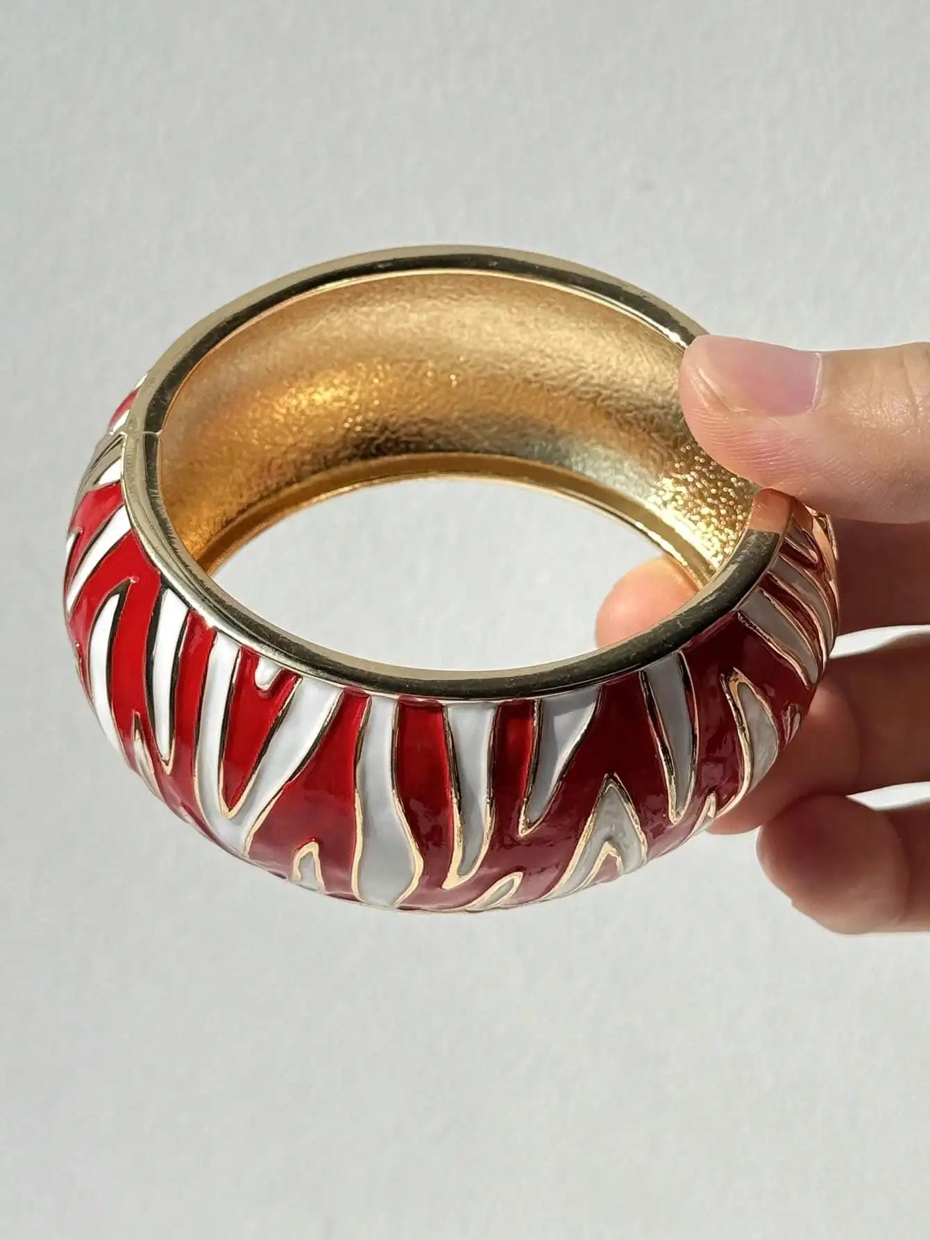 Women's Resin Heart Stripe Bangle Bracelet