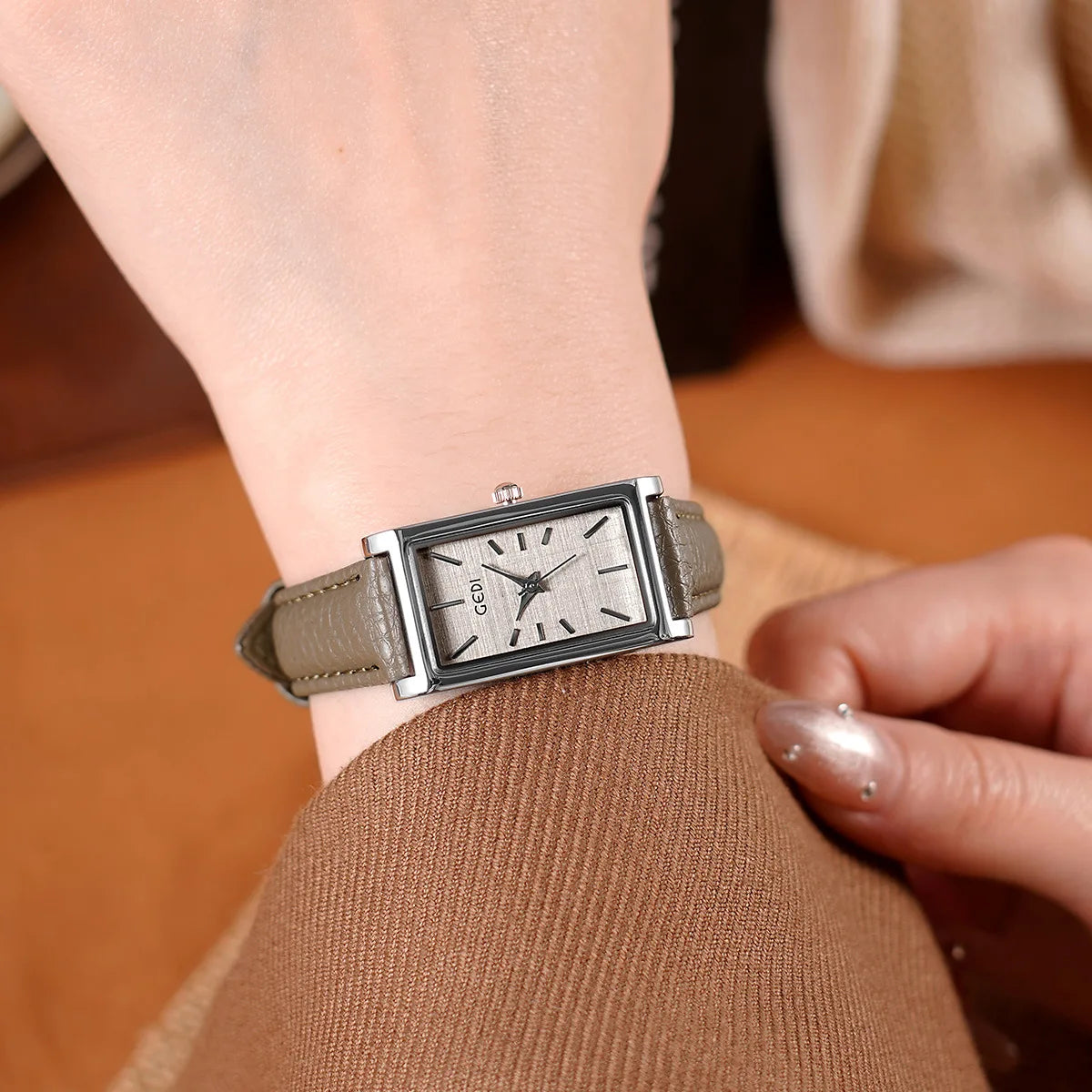 Retro Minimalist Women Watch