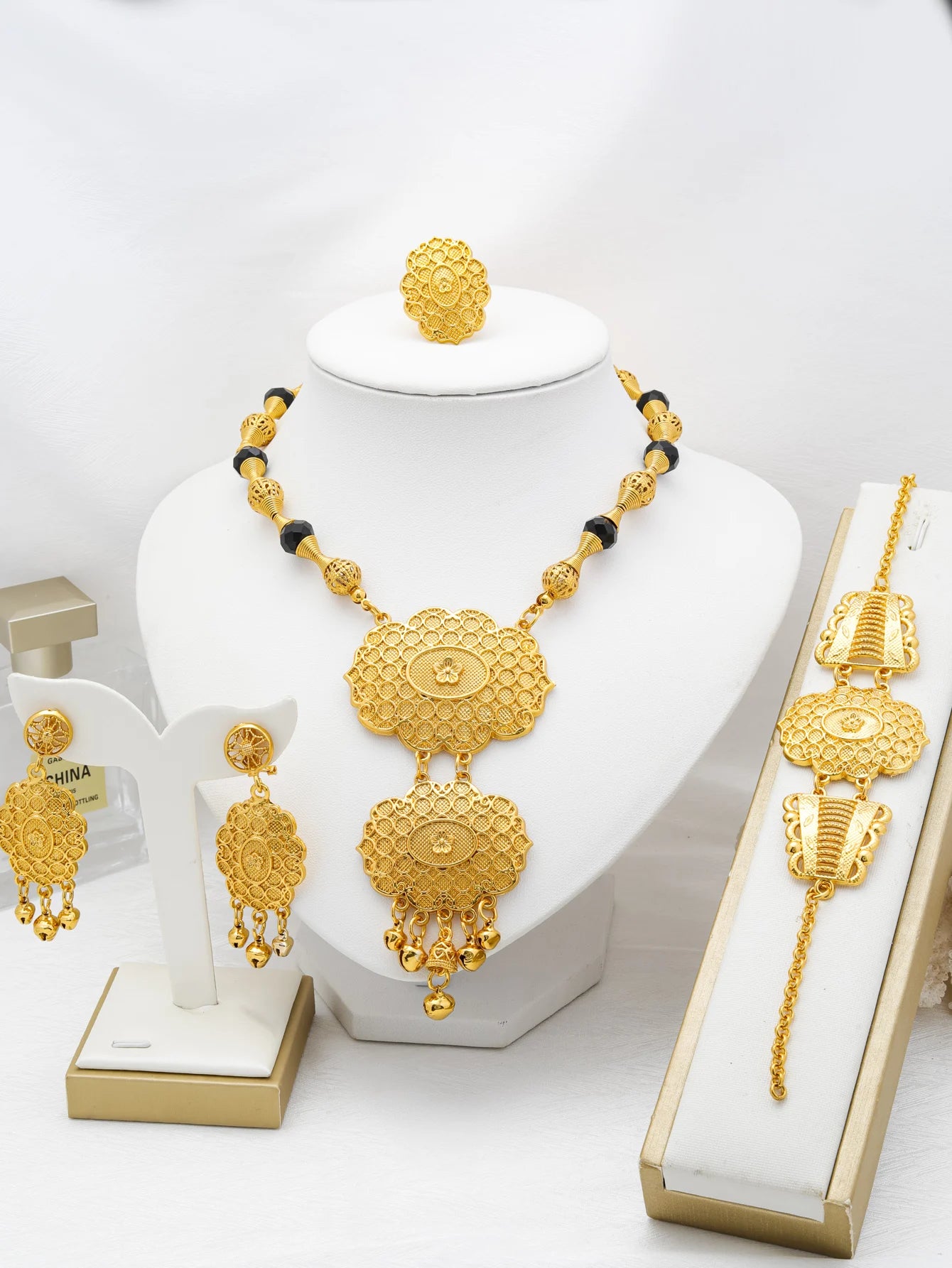 Gold Flower Pendant Jewelry Set