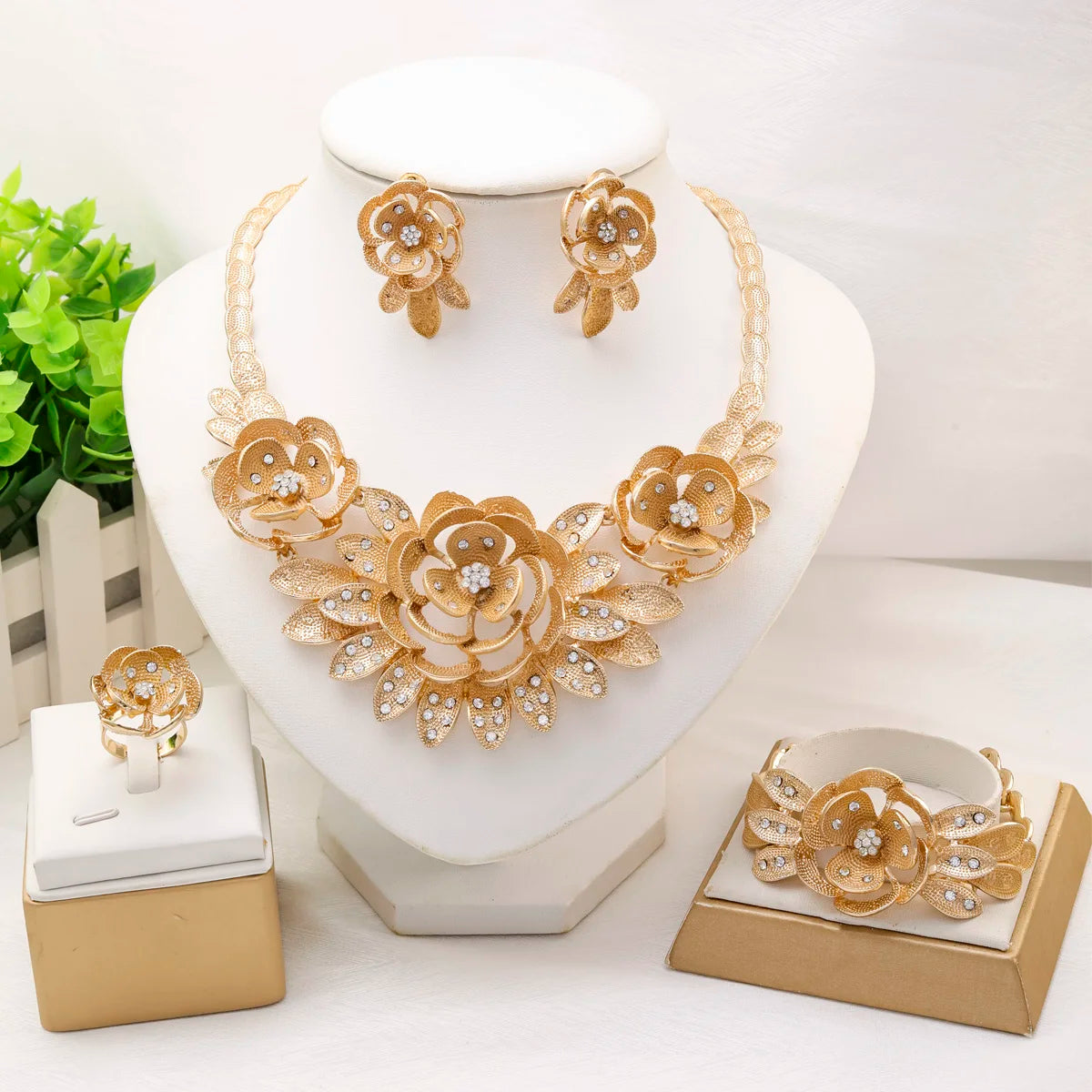 Gold Flower Pendant Jewelry Set