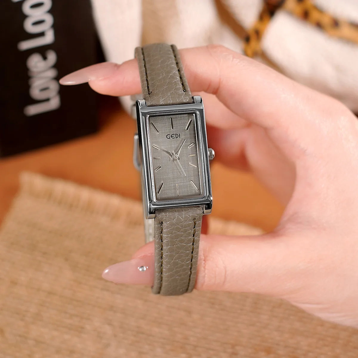 Retro Minimalist Women Watch
