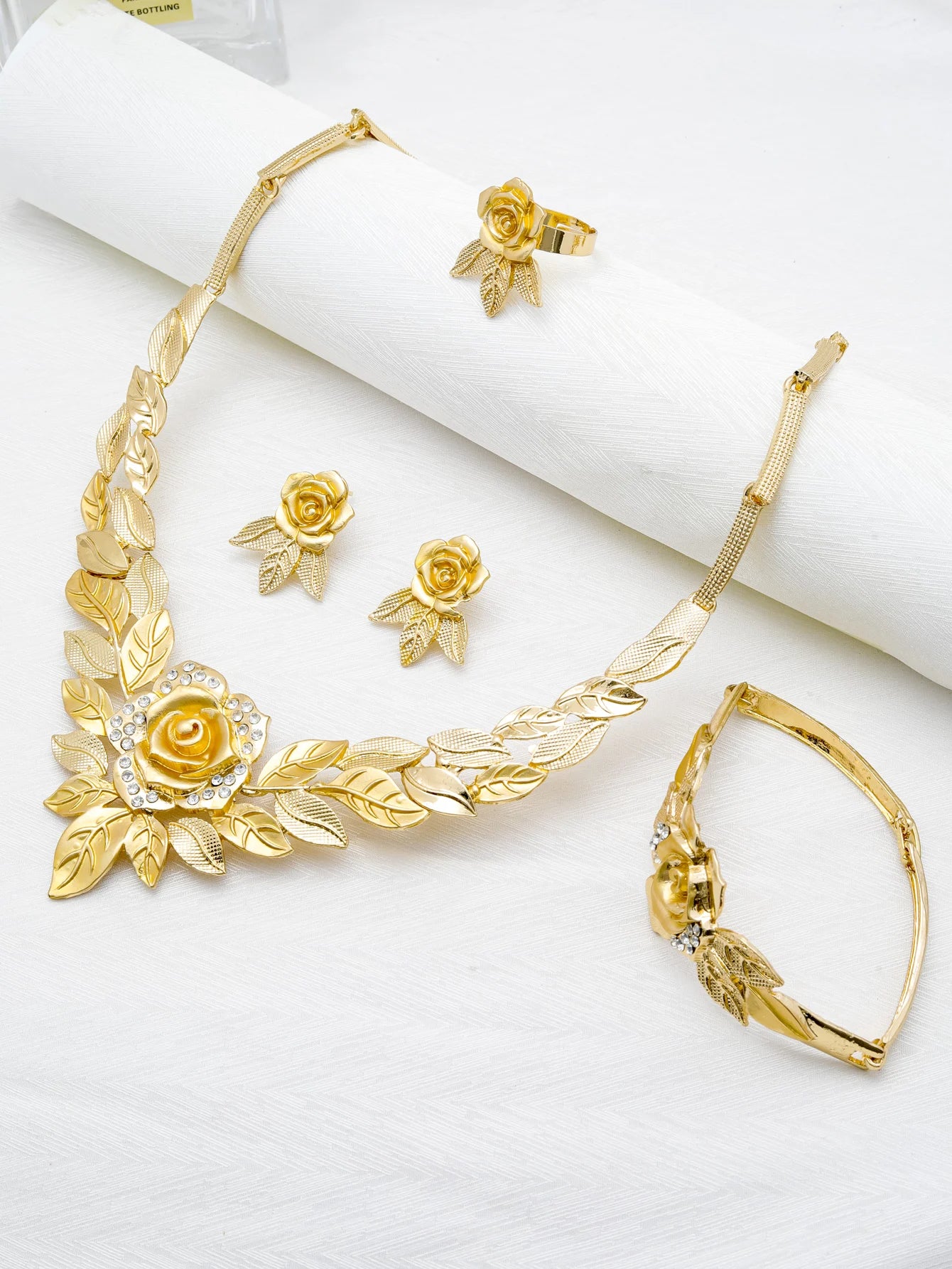 Gold Flower Pendant Jewelry Set