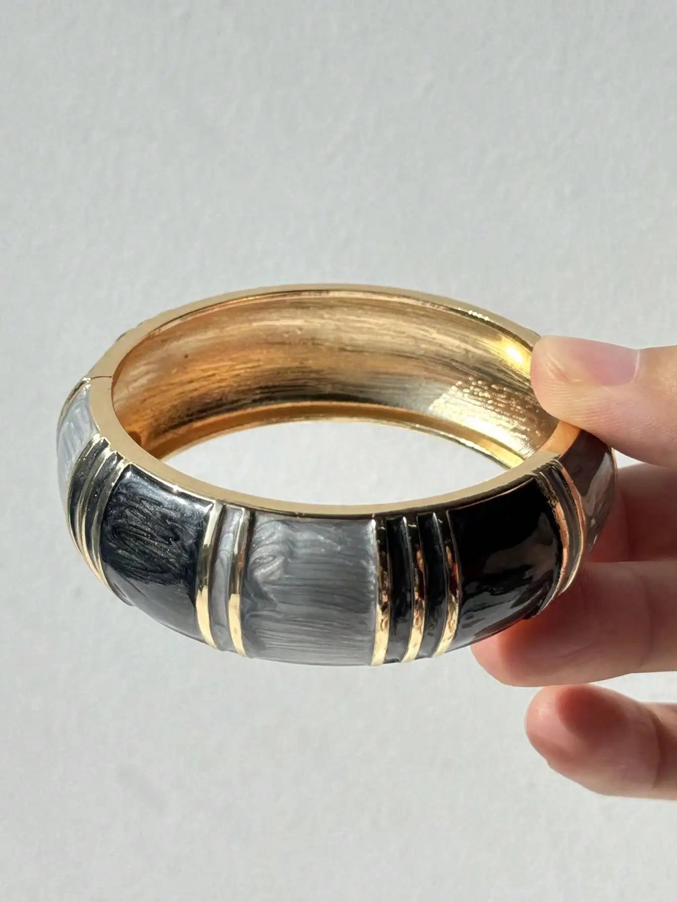 Women's Resin Heart Stripe Bangle Bracelet