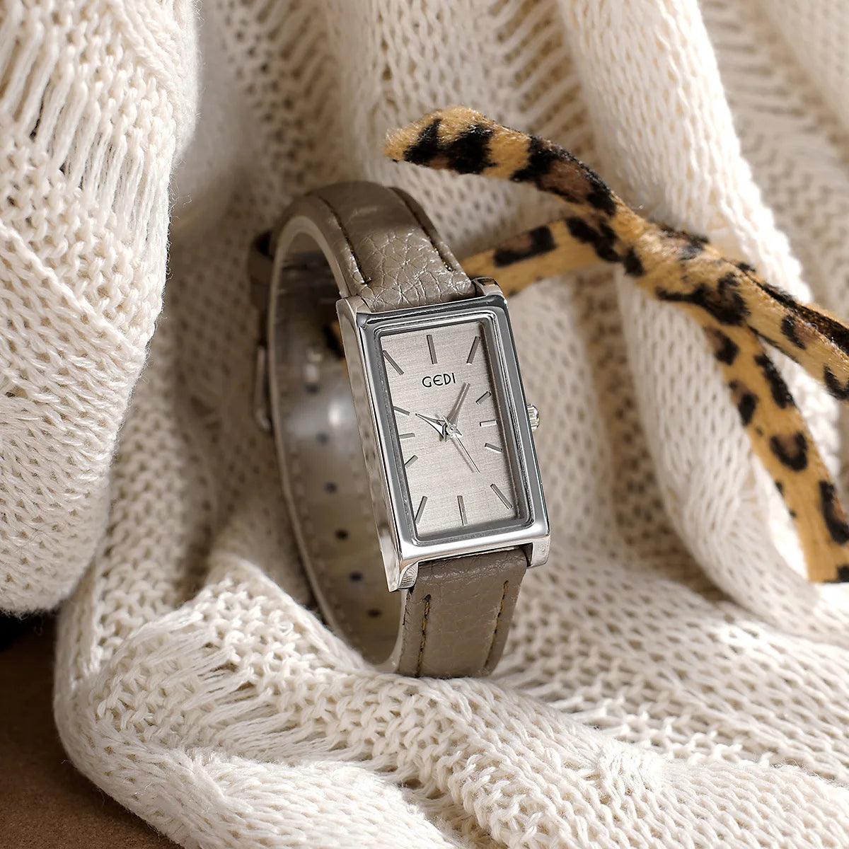 Retro Minimalist Women Watch