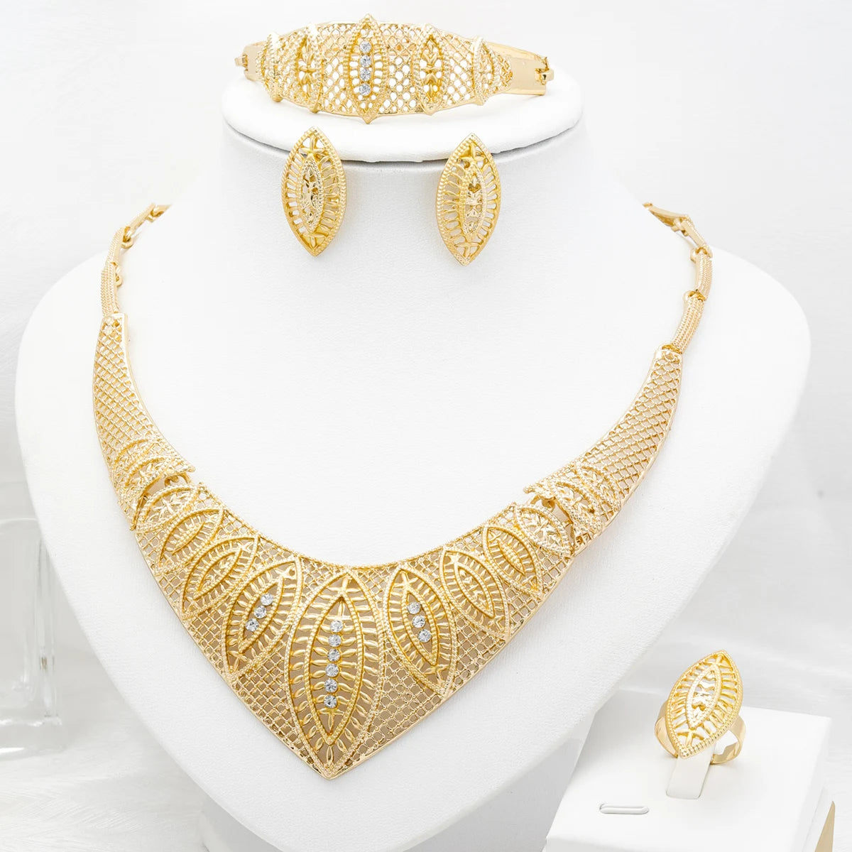 Gold Flower Pendant Jewelry Set
