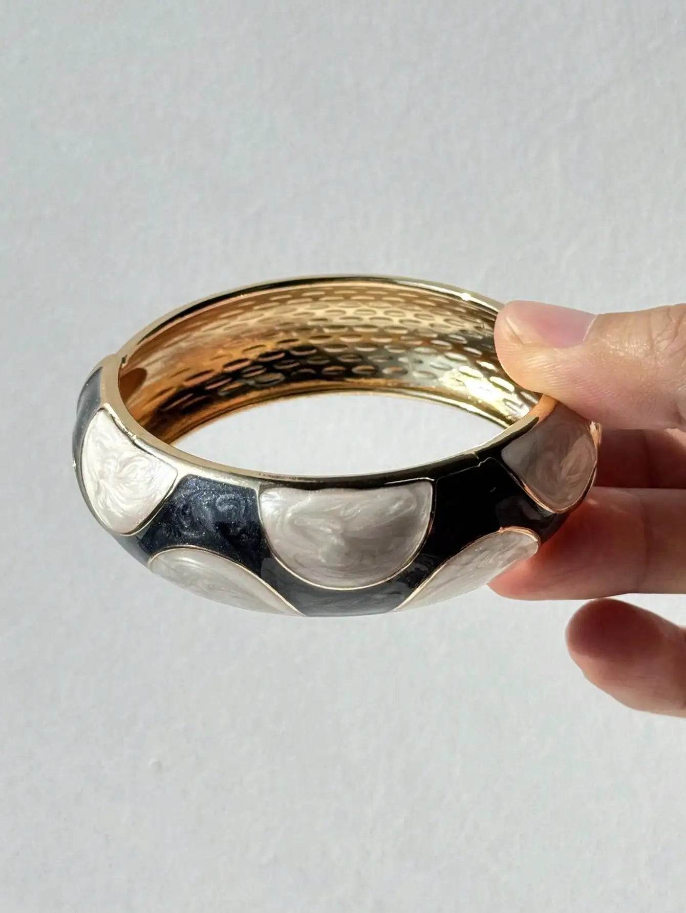 Women's Resin Heart Stripe Bangle Bracelet