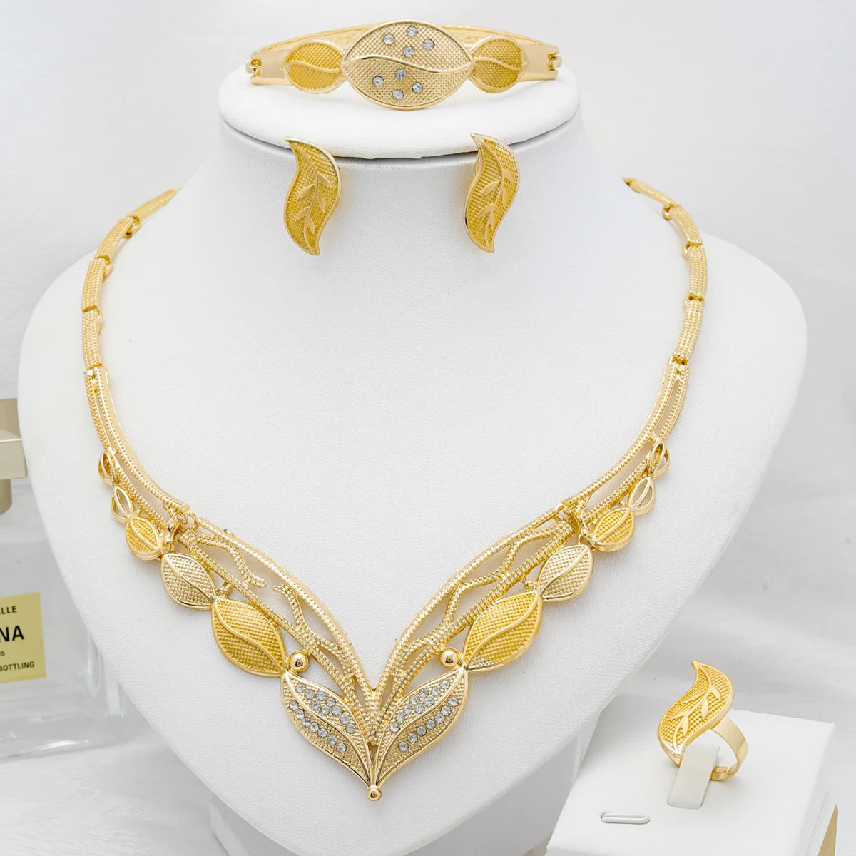 Gold Flower Pendant Jewelry Set