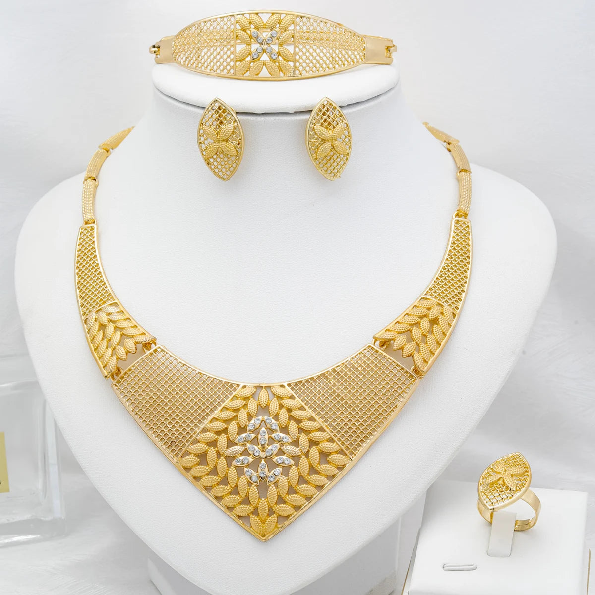 Gold Flower Pendant Jewelry Set